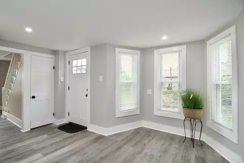 Entry Way - 25 Spring St, Chicopee, MA 01013 photo 4 of 8