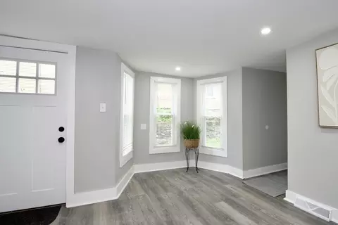 Entry Way - 25 Spring St, Chicopee, MA 01013 photo 3 of 8