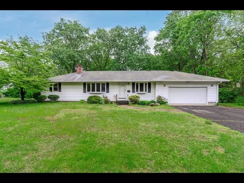 557 Maple Rd, Longmeadow, MA 01106