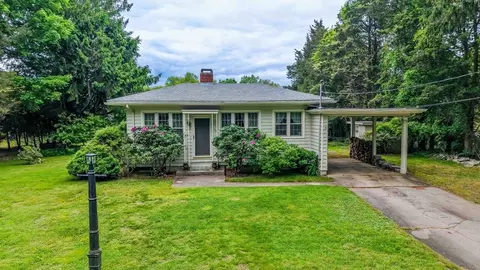16 Stoneledge Rd, Dartmouth, MA 02748