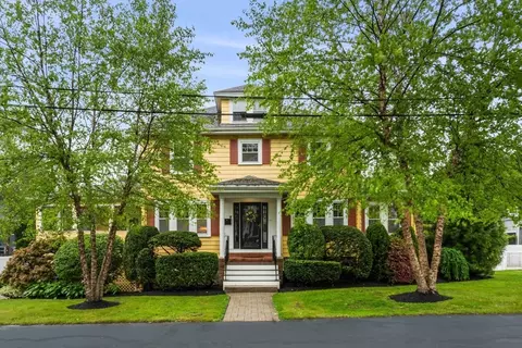 8 Warren Rd, Marblehead, MA 01945