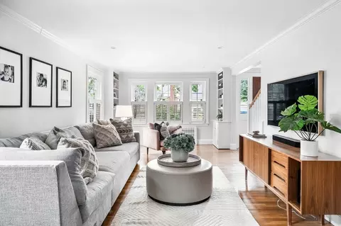 Living - 42 Pickwick Rd, Marblehead, MA 01945 photo 2 of 3