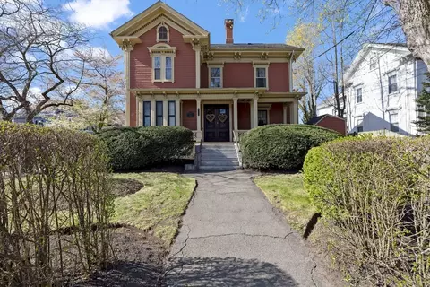 122 W Wyoming Ave #B, Melrose, MA 02176