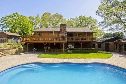 198 Mountain View Dr, Holyoke, MA 01040