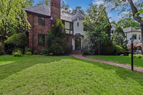 186 Nehoiden Rd, Waban, MA 02468