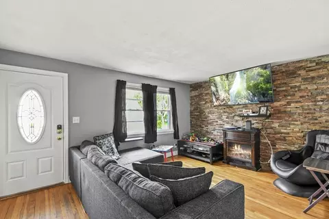 265 Pheland St, Springfield, MA 01109 photo 4