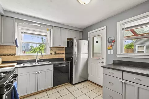 265 Pheland St, Springfield, MA 01109 photo 5
