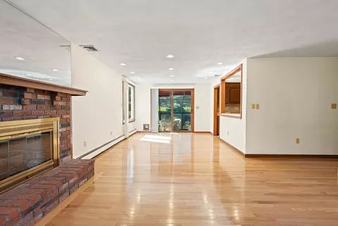 Living - 547 Summer Ave, Reading, MA 01867 photo 4 of 7