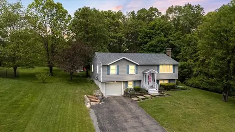 17 Nottingham Ln, Haverhill, MA 01835