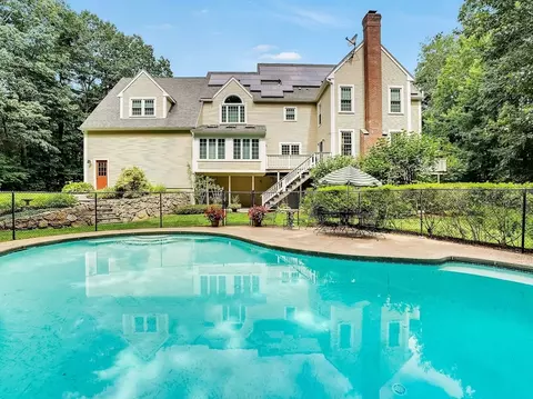60 Wedgewood Dr, Hopkinton, MA 01748