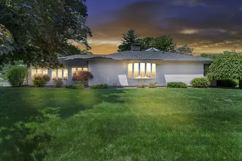 10 Silver Lake Dr, Agawam, MA 01001
