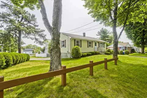 51 Hardy St, Springfield, MA 01129 photo 3