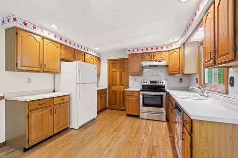 Kitchen - 11 Beechtree Cir, Wakefield, MA 01880 photo 2 of 3