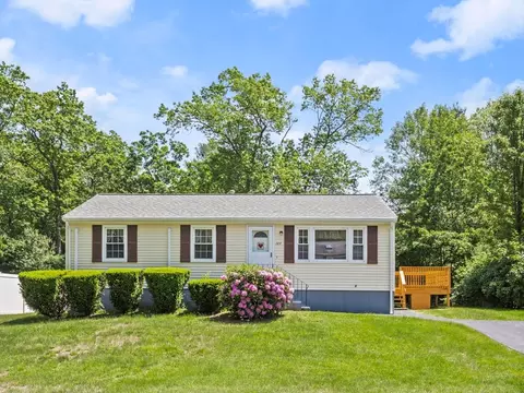 149 Freda Ln, Lowell, MA 01854