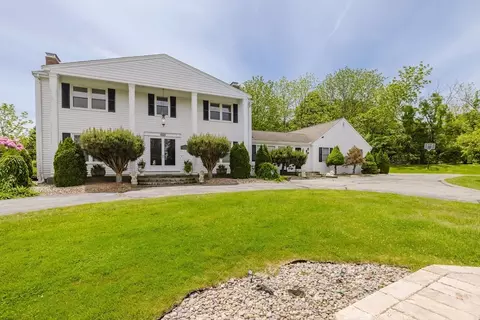 129 Lawrence Dr, Portsmouth, RI 02871