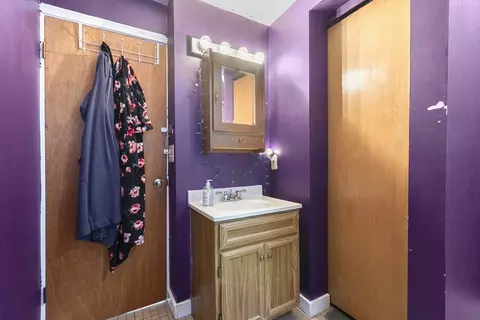 Bath - 4 Myrtle Sq, Gloucester, MA 01930 photo 5 of 5