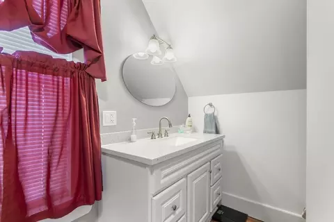Bath - 4 Myrtle Sq, Gloucester, MA 01930 photo 2 of 5