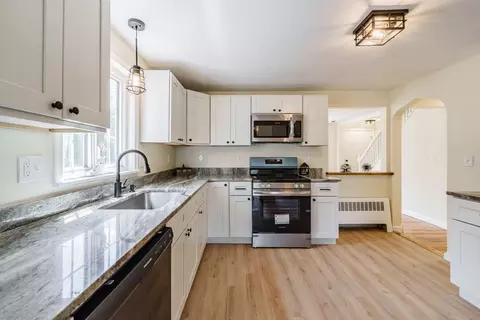 76 Wolcott Ave, West Springfield, MA 01089 photo 10