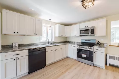 76 Wolcott Ave, West Springfield, MA 01089 photo 9