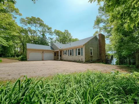 1031 W Main St, Centerville, MA 02632