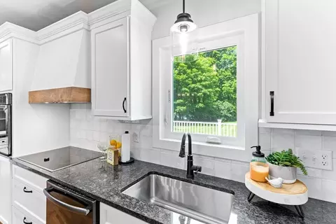 Kitchen - 100 Gilbert St, Mansfield, MA 02048 photo 4 of 5