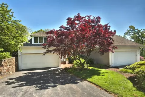 32 Highwood Ln, Ipswich, MA 01938