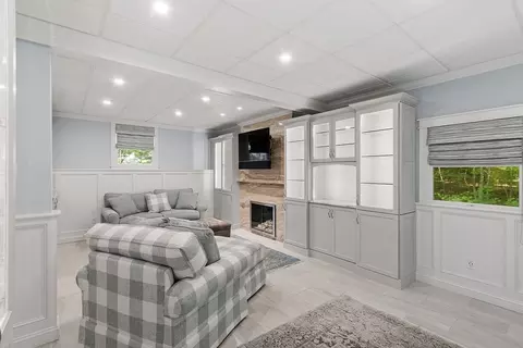 Living - 43 Edward Rd, Townsend, MA 01469 photo 2 of 4