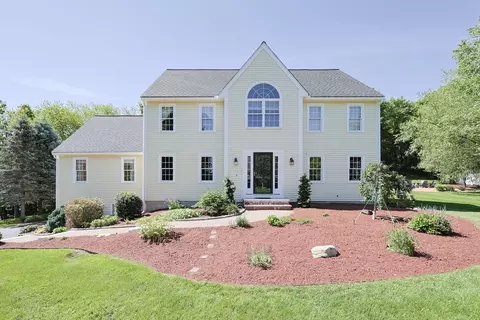2 David Henry Gardner Ln, Southborough, MA 01772