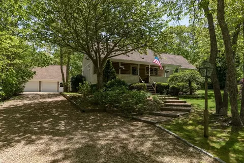 35 Seventh St N, Edgartown, MA 02539