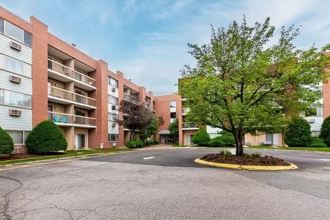 4975 Washington St #313, West Roxbury, MA 02132