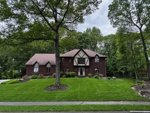 15 Saxon Ln, Shrewsbury, MA 01545