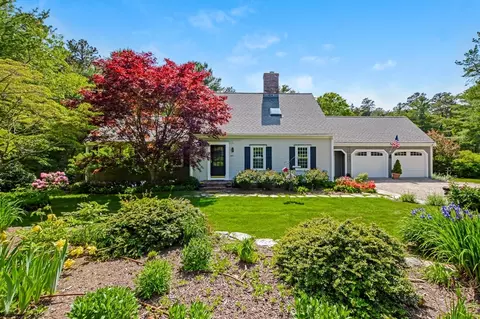 290 Cotuit Bay Dr, Cotuit, MA 02635