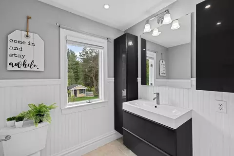 Bath - 40 Thomas Rd, Berkley, MA 02779 photo 4 of 4