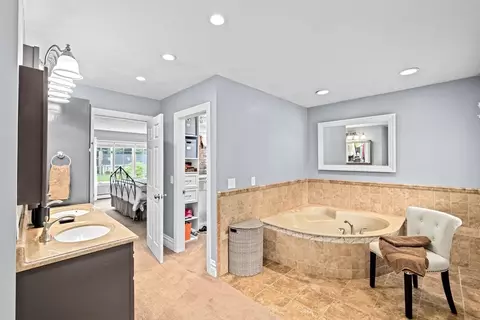 Bath - 40 Thomas Rd, Berkley, MA 02779 photo 2 of 4