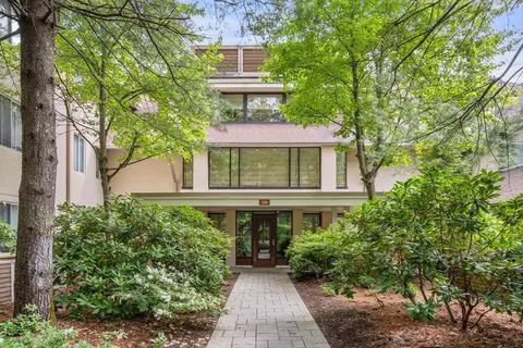 228 Allandale Rd #1A, Chestnut Hill, MA 02467