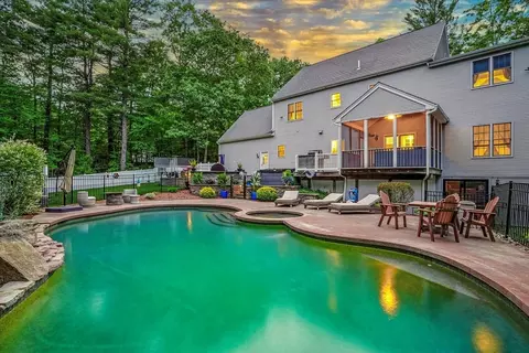 4 Leonard Rd, Mendon, MA 01756 photo 2