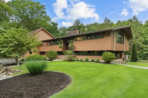4 Moonpenny Dr, Boxford, MA 01921