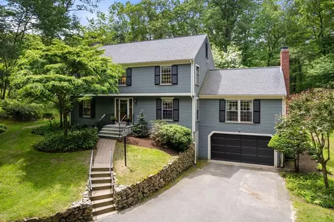 21 Rolling Ln, Dover, MA 02030