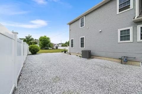 324 Central St, Springfield, MA 01105 photo 33