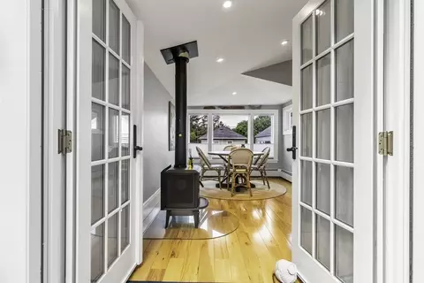 Entry Way - 453 Washington St, Gloucester, MA 01930 photo 2 of 6