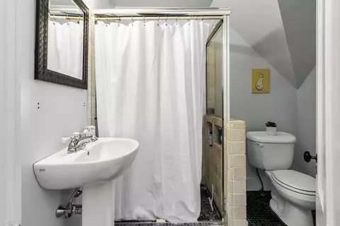 Bath - 453 Washington St, Gloucester, MA 01930 photo 5 of 5