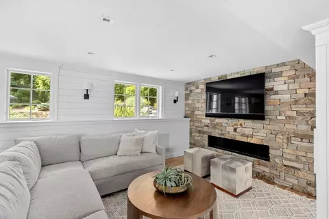 Living - 1164 Main St, Hingham, MA 02043 photo 3 of 4