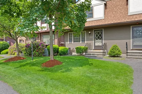 20 Scotty Hollow Dr #E, Chelmsford, MA 01863