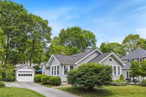 14 Fairview Ave, Reading, MA 01867 photo 2