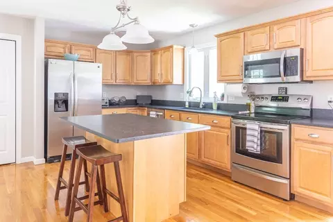 9 Camelot Ln, Easthampton, MA 01027 photo 3