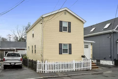 8 Rice St, Salem, MA 01970