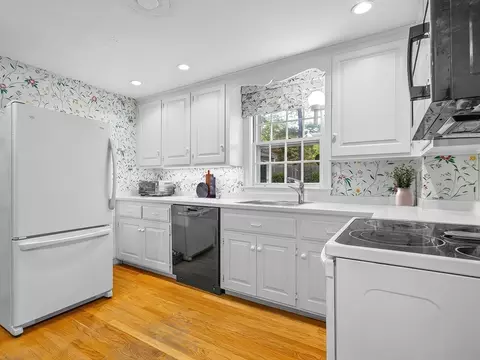 45 Mayo Rd, Wellesley, MA 02482 photo 2