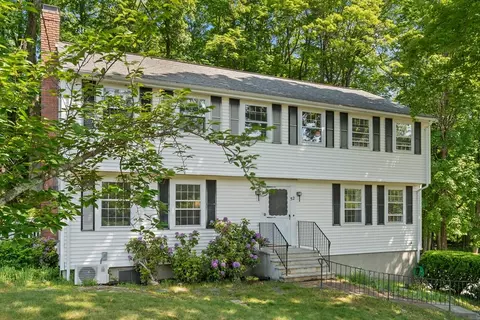 52 Blackberry Ln, Framingham, MA 01701
