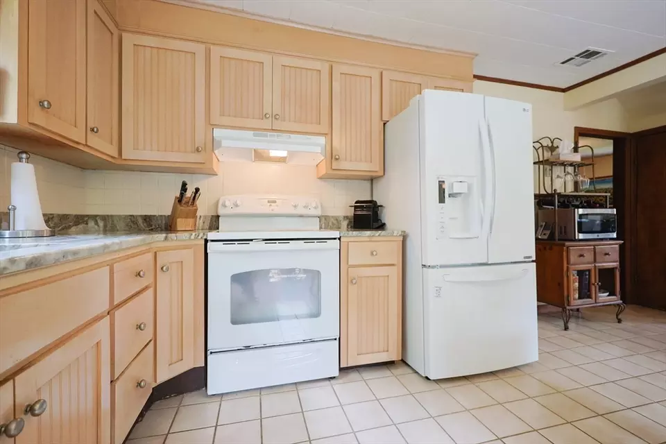 Kitchen - 16 Birch Ln, Northbridge, MA 01534 photo 2 of 5