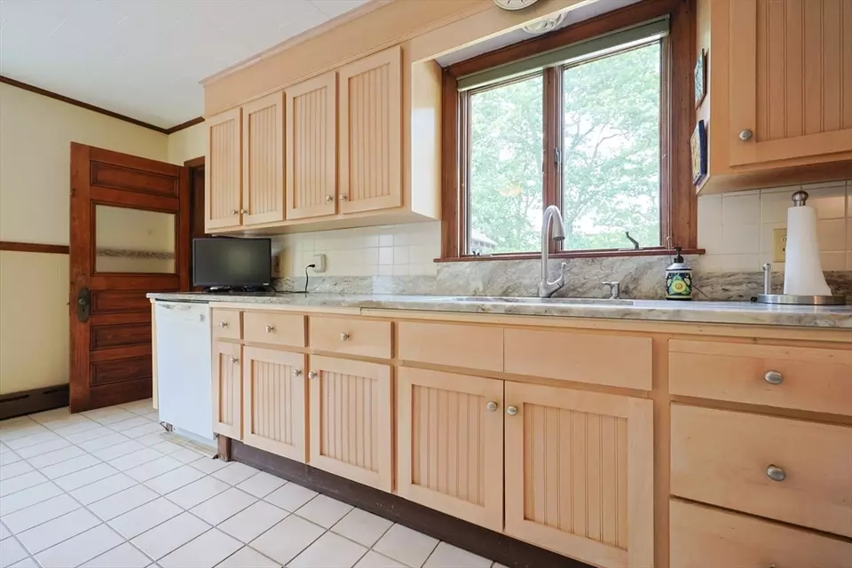 Kitchen - 16 Birch Ln, Northbridge, MA 01534 photo 4 of 5